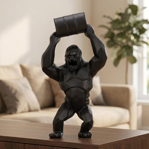 Statue gorille noire en résine au design géométrique posée sur un meuble dans un salon