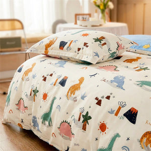 Parure de lit enfant motif dinosaure colorée avec housse de couette et taie assortie sur un lit douillet