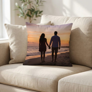 Housse de coussin personnalisée imprimée avec une photo posée sur un canapé cosy