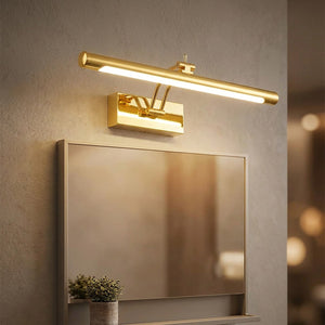 Applique murale miroir LED dorée orientable allumée au-dessus d'un miroir dans une salle de bains moderne