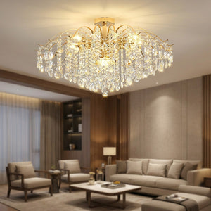 Lustre en cristal doré à pampilles allumé au plafond d'un salon élégant