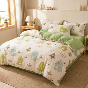 Parure de lit dinosaure motif Dino Câlin posée sur un lit fait dans une chambre lumineuse