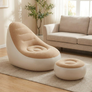 Fauteuil gonflable de relaxation floqué beige avec son pouf repose-pieds dans un salon