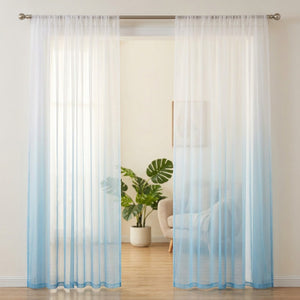 Rideau voile en tulle dégradé bleu suspendu à une fenêtre lumineuse dans un salon moderne