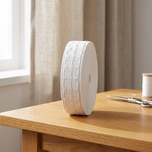 Ruban fronceur blanc pour rideaux enroulé montrant sa texture tissée en coton et lin