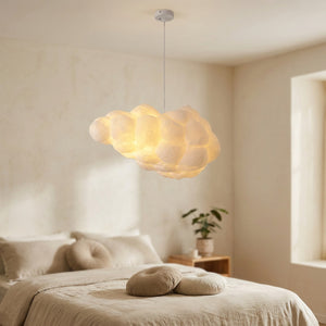 Suspension nuage blanche LED allumée suspendue dans une chambre douce avec lumière chaude