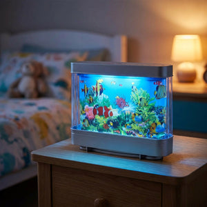 Lampe aquarium virtuel aux poissons tropicaux colorés illuminée en bleu posée sur une table de chevet