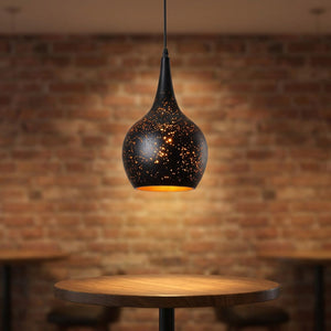 Suspension vintage en fer noir effet gourde dans un bistrot, lumière allumée effet étoilé doré