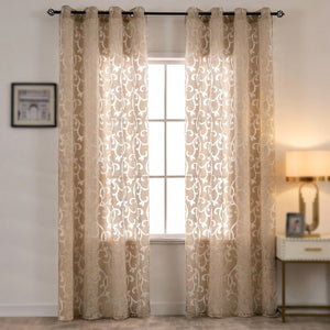 Rideau voilage jacquard beige suspendu à une tringle devant une fenêtre de salon lumineux