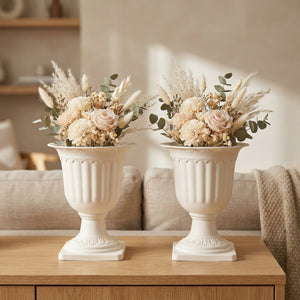Cache pot médicis sur pied en plastique blanc avec un bouquet de fleurs posé sur une console dans un salon lumineux
