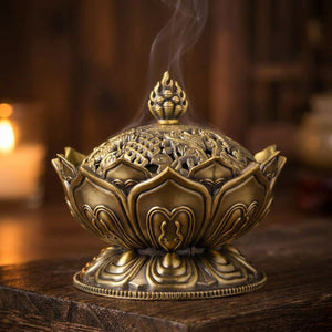 Porte-encens Bouddha bronze en forme de lotus sur table en bois avec fumée d'encens