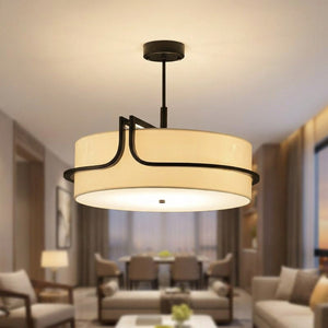 Lustre rond en tissu crème cerclé d'une vague de métal noir suspendu au plafond d'un salon moderne