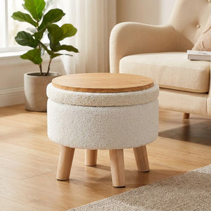 Repose-pieds rond en velours bouclé blanc avec dessus en bois réversible dans un salon