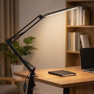 Lampe de bureau architecte noire à bras articulé clampée sur un bureau en bois