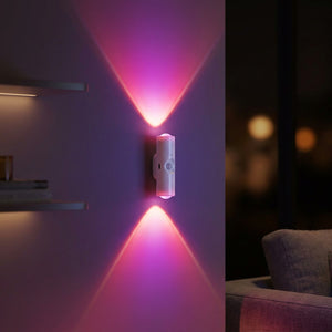Applique murale LED allumée en dégradé RGB fixée à un mur dans une pièce chaleureuse