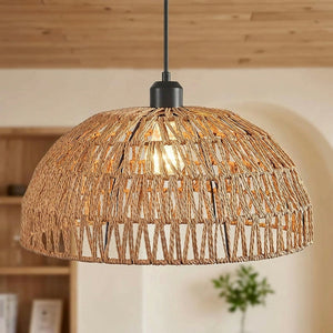 Suspension dôme en corde naturelle tressée artisanale accrochée au plafond allumée dans une salle à manger