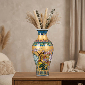 Vase chinois doré orné de fleurs et d'oiseaux en céramique émaillée posé sur une console