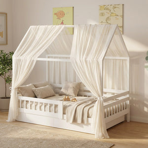 Ciel de lit enfant en mousseline blanche drapé sur un lit cabane en bois dans une chambre douce