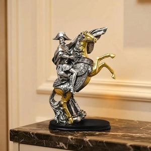 Statue Napoléon à cheval en résine bicolore argent et or posée sur une console en marbre