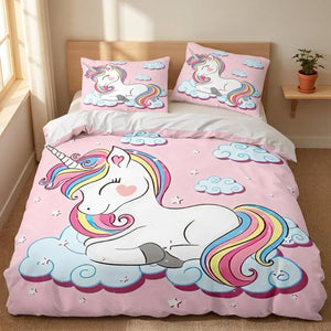 Housse de couette licorne endormie posée sur un lit dans une chambre lumineuse