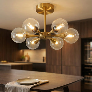 Lustre art déco 6 globes en verre laiton doré allumé au-dessus d'une table à manger