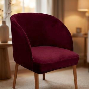 Housse de chaise en velours bourgogne installée sur une chaise au dossier incurvé