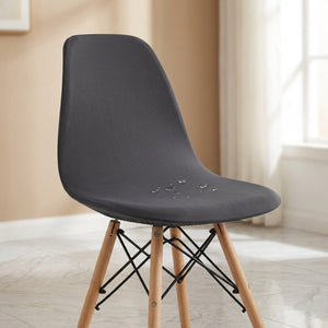 Housse de chaise grise extensible sur une chaise scandinave en gros plan