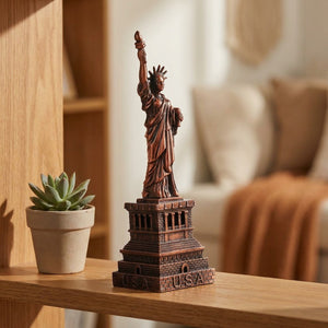 Statuette de la Liberté en métal cuivré posée sur une étagère en bois dans un intérieur chaleureux