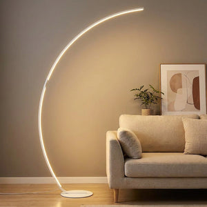 Lampadaire LED en arc nordique blanc dans un salon scandinave éclairage ambiant allumé