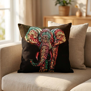 Housse de coussin à motif éléphant bohème coloré posée sur un canapé en lin beige