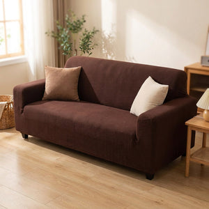 Housse de canapé extensible marron sur un canapé