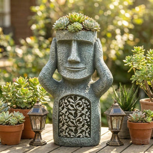 Statue moaï pot à plantes avec succulentes sur terrasse en bois décoration jardin