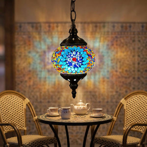 Suspension mosaïque turque allumée au-dessus d'une table dans un coin méditerranéen