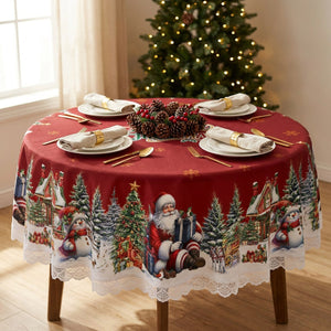 Vue plongeante d'une table ronde de Noël couverte de la nappe rouge avec quatre couverts dorés serviettes en lin et pommes de pin au centre