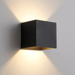 Applique murale LED noire gros plan sur mur clair