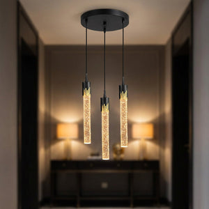 Lustre en cristal noir à trois barreaux allumé dans une entrée élégante