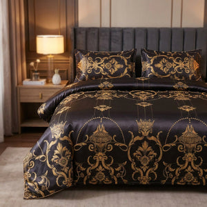 Parure de lit en satin jacquard noir au motif baroque doré sur un lit