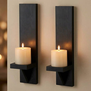Lot de 2 bougeoirs muraux en bois noir avec une bougie pilier allumée sur chaque tablette