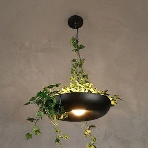 Suspension pot de fleurs LED noire avec plantes retombantes dans un intérieur contemporain