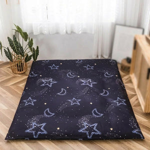 Housse de matelas intégrale à motif nuit étoilée bleu marine sur un couchage