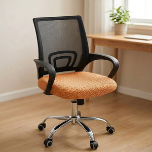 Housse de chaise de bureau orange sur l'assise d'une chaise à roulettes