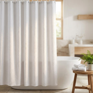 Rideau de douche jacquard dans une salle de bain spa avec baignoire îlot
