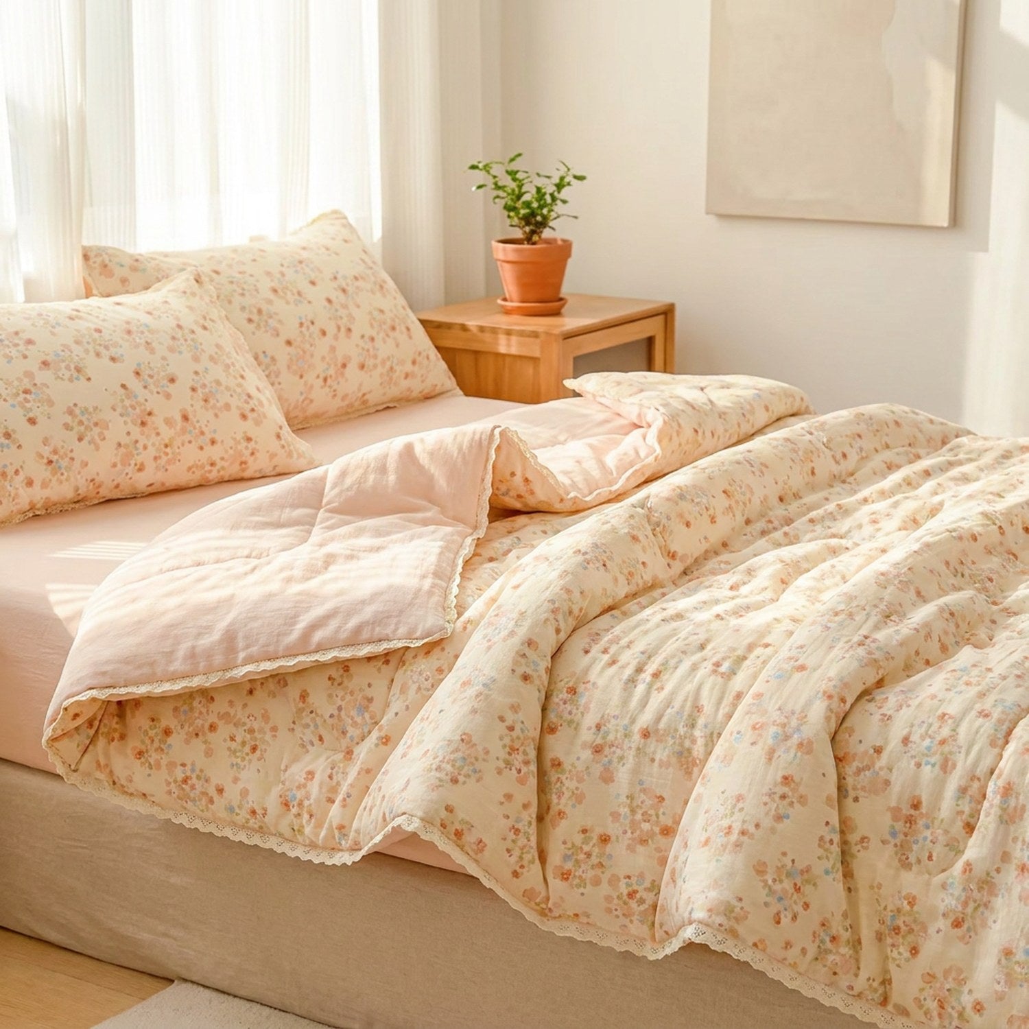 Couette d'été fleurie rose drapée sur un lit dans une chambre romantique
