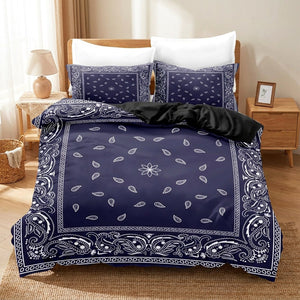 Parure de lit paisley bleu marine à bordure bandana sur un lit dans une chambre cosy