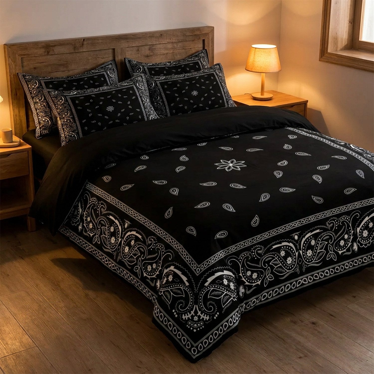 Parure de lit paisley noire dans une chambre moderne avec table de chevet et lampe chaleureuse