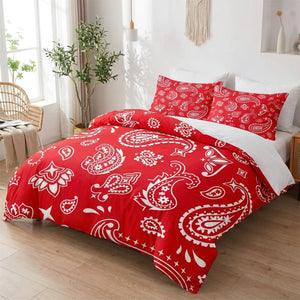 Parure de lit paisley rouge à grand motif sur un lit dans une chambre lumineuse