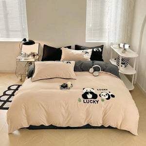 Parure de lit panda beige en coton brodé dans une chambre douce