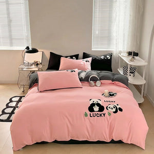 Parure de lit panda rose en coton brodé sur un lit cocooning