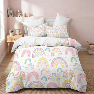 Parure de lit enfant arc-en-ciel sur un lit fait dans une chambre lumineuse de fille