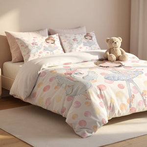 Parure de lit fille motif ballerine et cygne pastel sur un lit vu de trois quarts dans une chambre chaleureuse